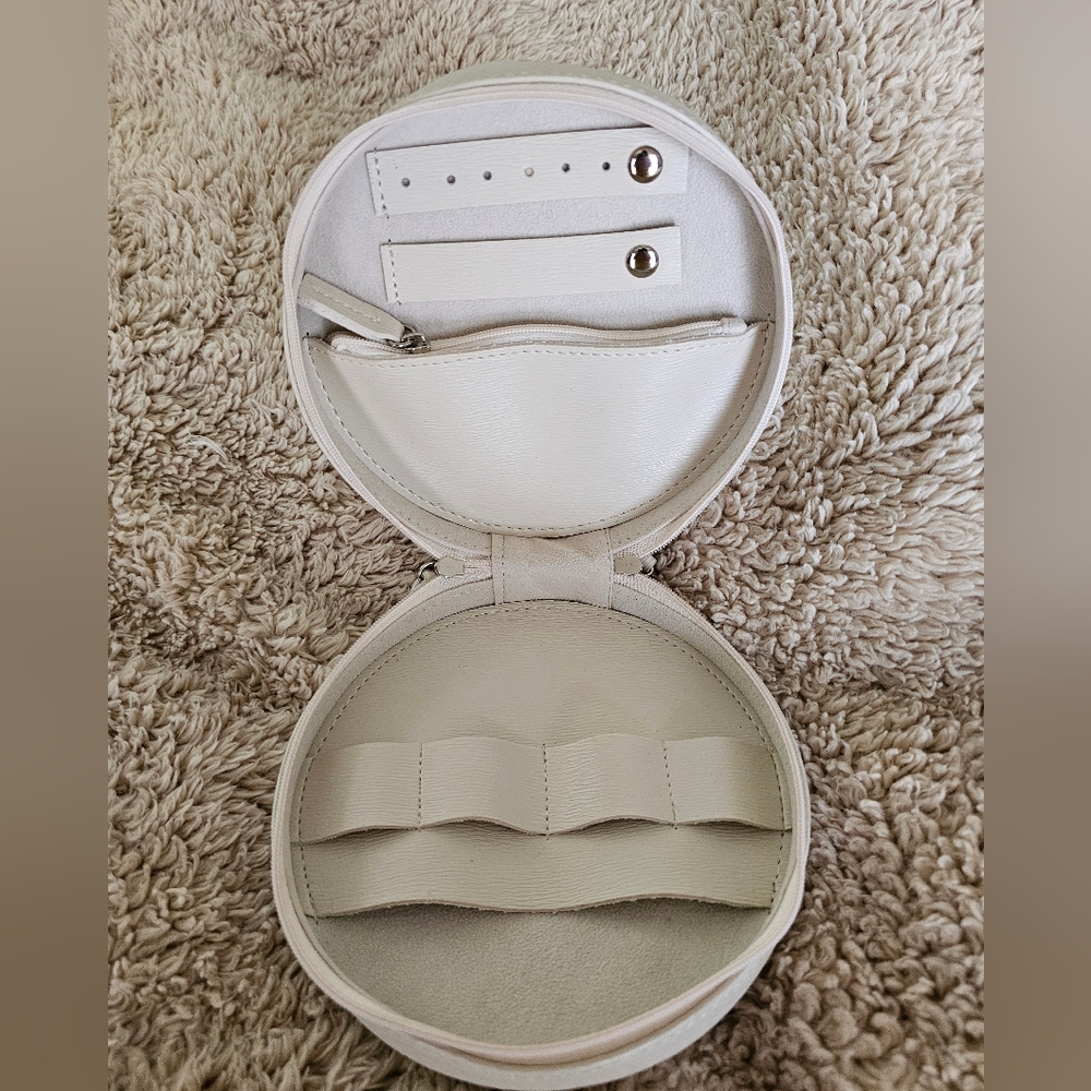 Croft Avenue Stella travel jewelry case. Cream Vegan Leather EUC